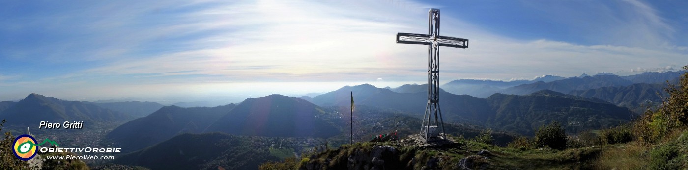 35 Panoramica in vetta alla Cornagera con la nuova croce accanto alla Madonnina.jpg